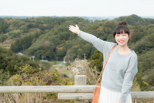 太東岬からの景観をアピールする女性レポーターの写真