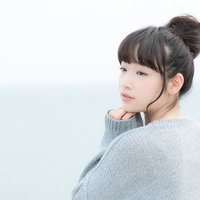 高台から海の景色を眺める女性観光客、千葉県いすみ市の太東埼灯台付近の写真