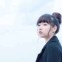 寒空の下、帰省する彼氏を待つ健気な女性の冬の切ない横顔の写真