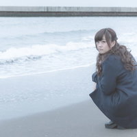 砂浜の波打ち際でいじける女性｜千葉県いすみ市の房総半島外房の写真