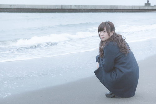 砂浜の波打ち際でいじける女性｜千葉県いすみ市の房総半島外房