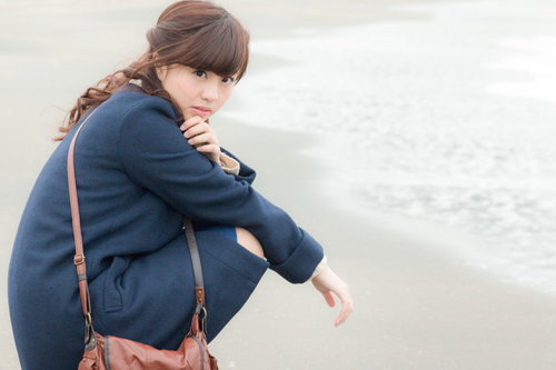 「ねぇ、なに書こうか？」と波打ち際の彼女