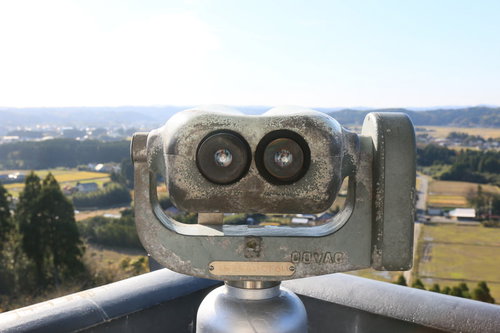 観光地の高台に設置された双眼鏡から見下ろす風景