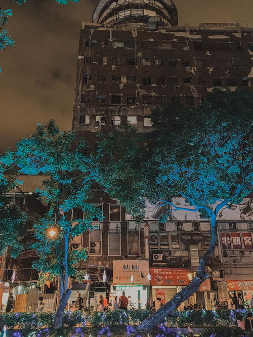 夜のネオンに照らされる台湾の路面店