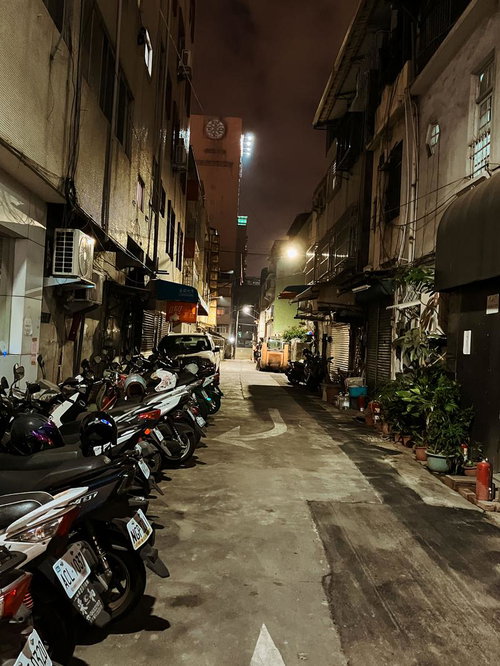 隙間なく詰まった建物と整然と並んだバイクの夜の路地裏