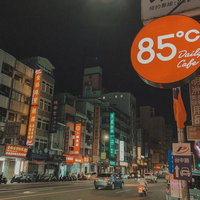ネオンが輝く台湾の通りと85°Cカフェの看板の写真