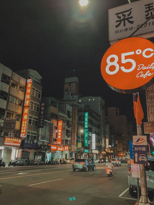 ネオンが輝く台湾の通りと85°Cカフェの看板
