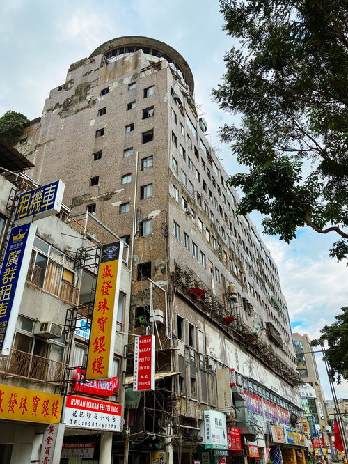 台湾の雑居ビルに掲げられた赤と黄色の看板