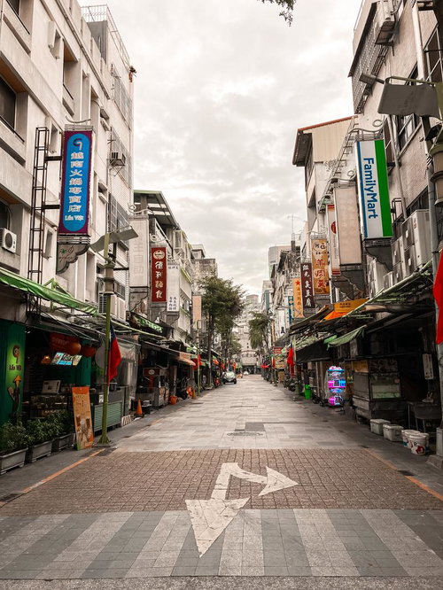台湾の早朝の下町商店街をまっすぐに伸びる路地