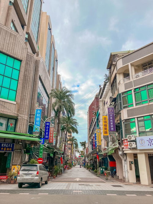 ヤシの木が並ぶ台湾の商店街入口の街並みと看板