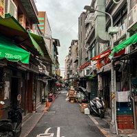 台湾・下町の生活感漂う細い路地に立ち並ぶ商店と民家の写真