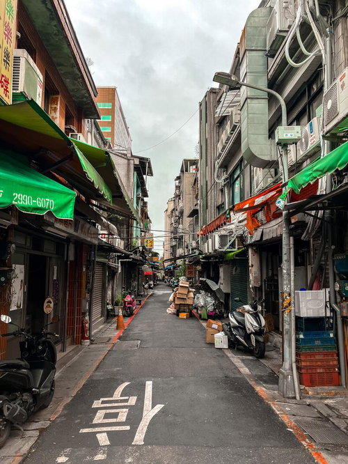 台湾・下町の生活感漂う細い路地に立ち並ぶ商店と民家