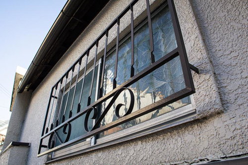 鉄格子がはめられた小窓