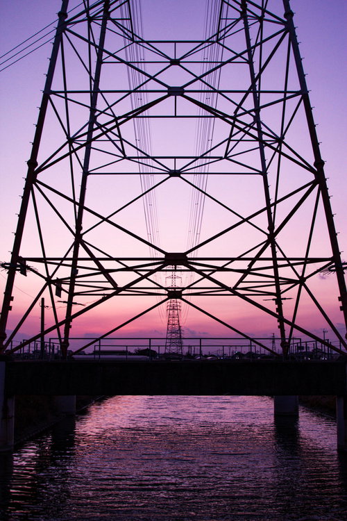 夕焼けグラデーションと送電線鉄塔のシルエット