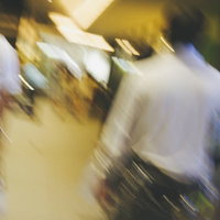 帰宅ラッシュで急ぎ足の会社員たち、駅での混雑風景の写真