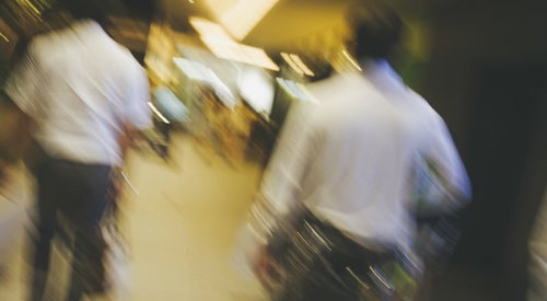 帰宅ラッシュで急ぎ足の会社員たち、駅での混雑風景