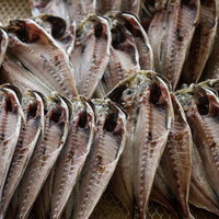 いすみ市の朝市に並ぶ鯵の干物、天日干しされた水産加工品の写真