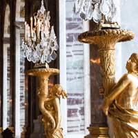 ヴェルサイユ宮殿の豪華な照明と金色の装飾品の写真