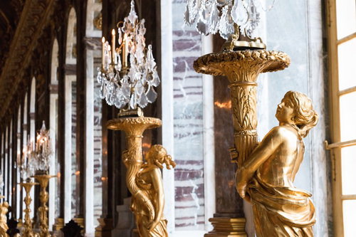 ヴェルサイユ宮殿の豪華な照明と金色の装飾品