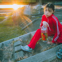 河川敷でジャージ姿の鬼嫁が夕焼けの中佇むの写真