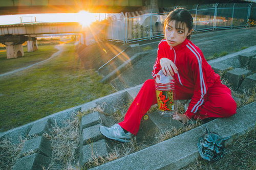 河川敷でジャージ姿の鬼嫁が夕焼けの中佇む