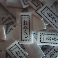 神社で引いたおみくじの詰め合わせ。大吉や小吉などの運勢が記された紙札の写真