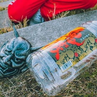 般若の面と赤い嫁入り衣装を石段に置いた装飾の写真