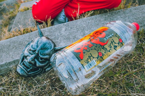 般若の面と赤い嫁入り衣装を石段に置いた装飾