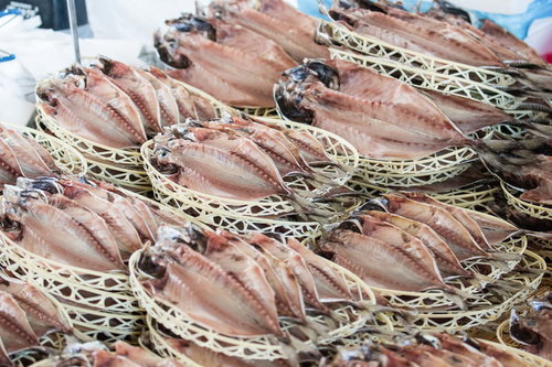 千葉県いすみ市の港の朝市で並べられた鯵のひらき