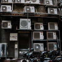 エアコン室外機が壁一面を埋め尽くす台湾の雑居ビルの写真