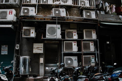 エアコン室外機が壁一面を埋め尽くす台湾の雑居ビル