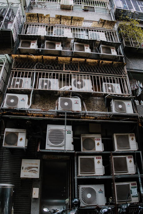 台湾の雑居ビル裏に密集するエアコン室外機の群像