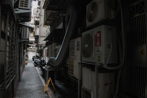 台湾の狭い路地にびっしりと並ぶエアコン室外機と配管