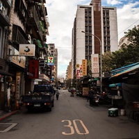 生活に根差した店舗が軒を連ねる台湾の下町風景の写真
