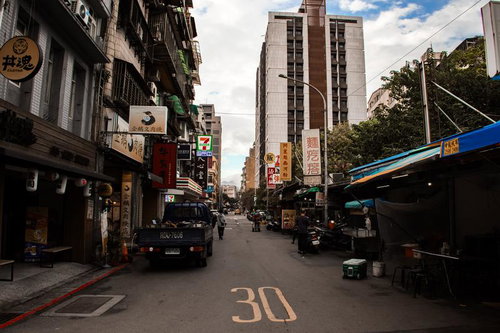 生活に根差した店舗が軒を連ねる台湾の下町風景