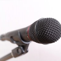 ダイナミックマイクとマイクスタンドの写真