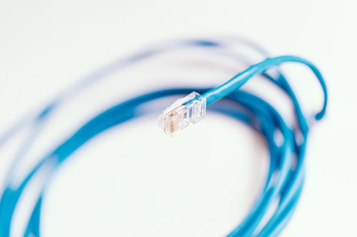 青いLANケーブルとRJ45コネクタの接写