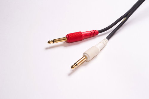 赤と白のオーディオケーブルの接写