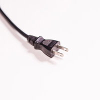 白背景に置いた黒い電源コードとプラグの写真