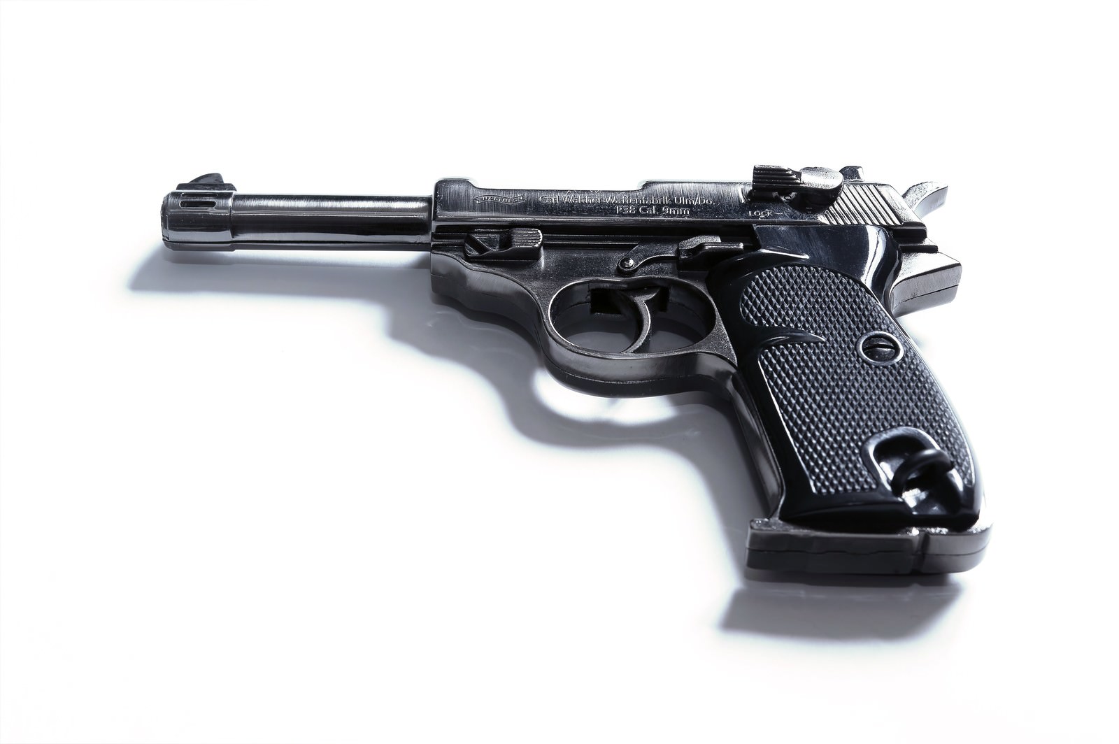 白背景に置かれたワルサーP38の拳銃