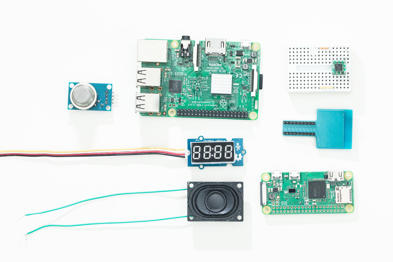 Raspberry Piに各種センサーとディスプレイを配線接続した電子工作の様子