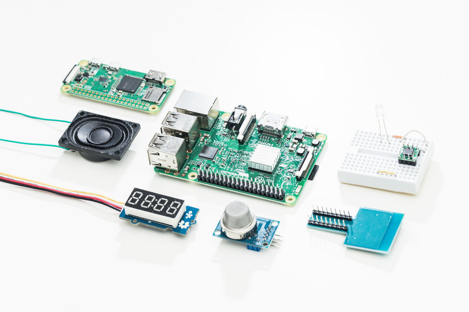 白い背景にRaspberry Piと電子部品が配置された技術系の写真