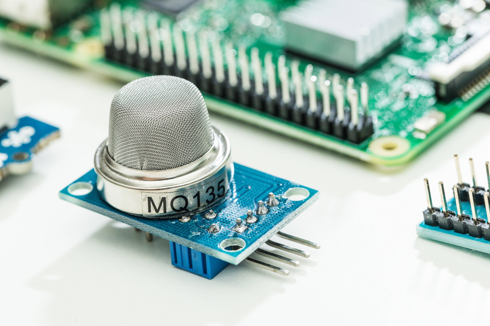 Raspberry Piボードに接続された青いMQ-135空気質センサーモジュール