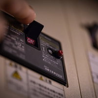 災害避難の前に電気のブレーカーを落とすの写真
