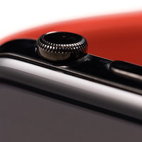 黒いボディに赤いストラップのスマートウォッチのつまみ部分の写真