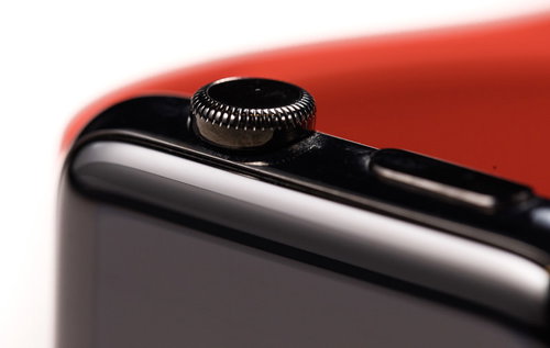 黒いボディに赤いストラップのスマートウォッチのつまみ部分