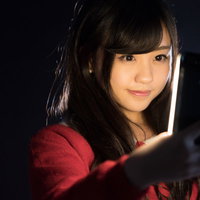 自撮り用のライトがあれば、暗闇での撮影もキレイに盛れる女性の写真