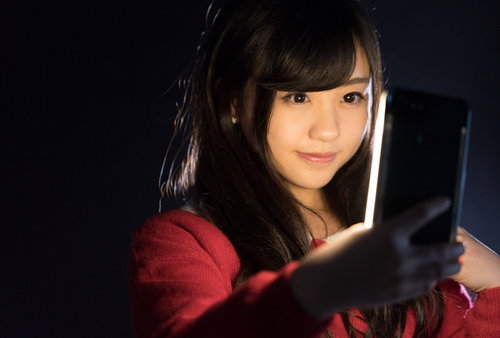 自撮り用のライトがあれば、暗闇での撮影もキレイに盛れる女性