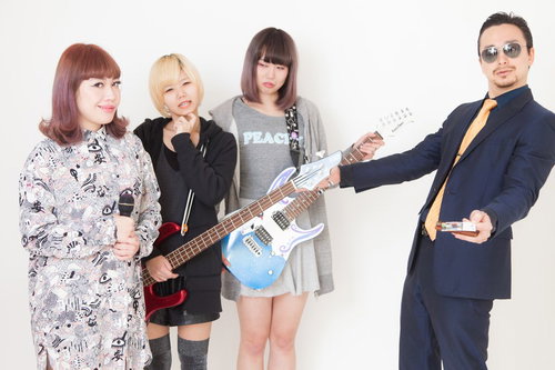 海外ツアーを提案する怪しいドイツ人ハーフ風のスカウト