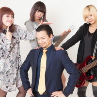 レーベルに所属するIRISMONDEのガールズバンドとマネージャーの写真